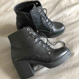  - Har bara använts 1 gång men då min katt har lekt med skorna så är de lite märken på skorna men inget som märks när man har dem på sig! Säljes då dem är för små. Frakt tillkommer