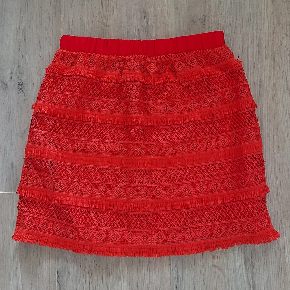 Superfin röd kjol med fransmönster i storlek 36. Köpt från Nakd. Säljer då den inte kommit till användning, den är i väldigt bra skick. 50 kr, köpare står för frakt ❤️ . Kjolar.