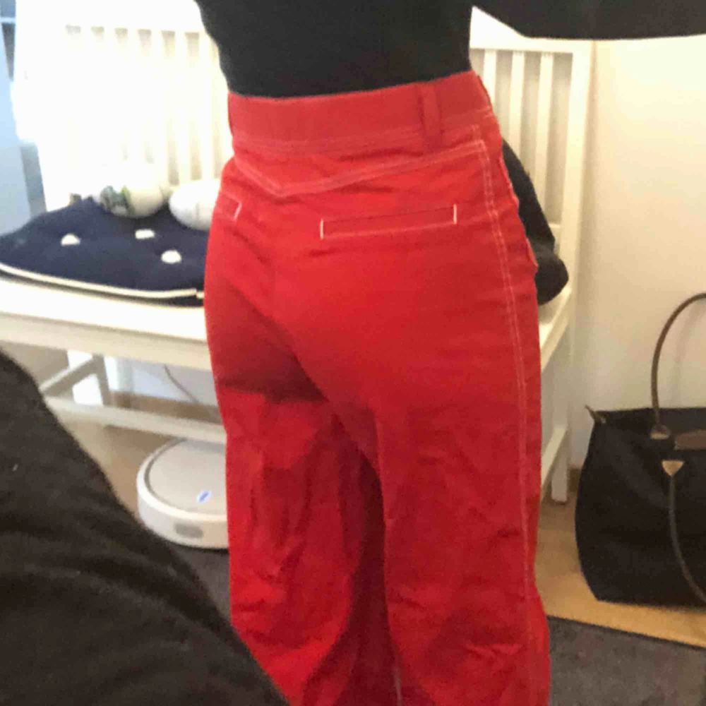 Asfeta röda byxor! Bara använda fåtal gånger! Storlek S från Zara. Fraktar. Jeans & Byxor.