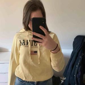  - En ljusgul jätte fin hoodie från Gina Tricot