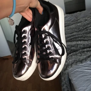 Skor, Primadonna - Asballa sneakers! Metallica och med lite högre sula