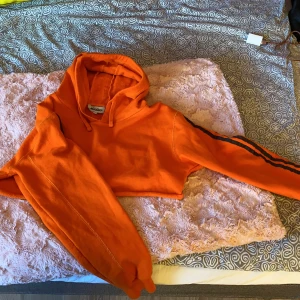 Madlady storlek xs magtröja - Magtröja från madlady i storlex xs, det är en liten fläck på luvan men annars jätte fin! Prutbart. Köpare står för frakt