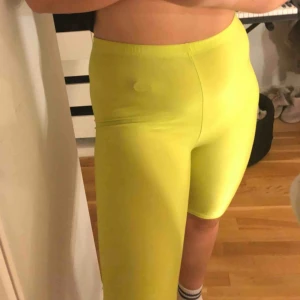  - Neon gula-gröna cykelbyxor från Nelly.com. Byxorna är i storlek L men dem är väldigt stretchiga. 