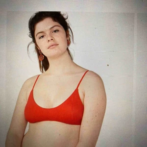  - Säljer denna näst intill oanvända bikinitopp från Monki! 🥰 Säljer pga tycker den blivit för liten för mig :( Kolla gärna mina andra annonser för paketpris! 