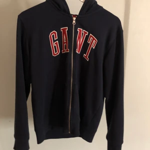 Gant hoodie 176 - Passar mig som är 177 men skulle passa mindre också, bra skick är knappt använd.