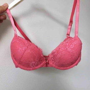  - En fin rosa bh med uttagbara inlägg. (Frakt tillkommer om den ska skickas)