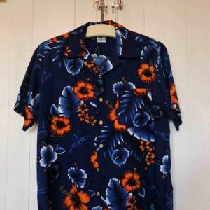 Cool hawaii-skjorta i mörkblått tyg. Bär den med fördel som oversize:) Köpt på en second-hand i CPH. Väldigt bra skick. Betalning sker via swish.
