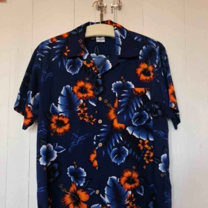  - Cool hawaii-skjorta i mörkblått tyg. Bär den med fördel som oversize:) Köpt på en second-hand i CPH. Väldigt bra skick. Betalning sker via swish.