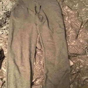  - Grå mjukisbyxor från Cubus 