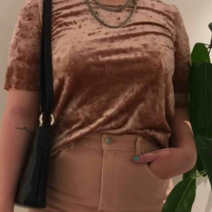 Velourtopp från Jacqueline de Yong - Säljer denna fina velourtopp från Jacqueline de Yong❣️Den är i M men sitter väldigt snyggt oversized på en S. 