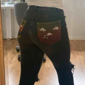  - Svarta stretchiga jeans som jag målat på själv💕 