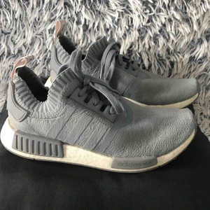 Adidas  - Super fina och sköna skor, är i bra kvalité/använda 2 gånger. Dem är små i storlekarna.