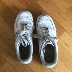  - Ett par Nike AirForce i storlek 38. Har en del märken osv därav priset. Om man vill ha mer detaljerade bilder så kan man bara be om det :) 