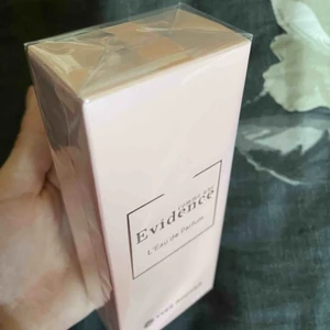  - Evidence idén Yves Rocher, oöppnad. Säljes pga jag redan har en, väldigt frisk och god! Väldigt kvinnlig också