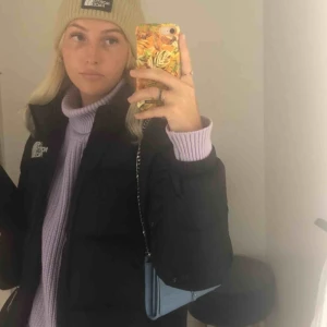  - jättefin lila stickad tröja från forever21! Lite sminkfläckar på insidan av kragen, går säkert att ta bort. Frakten ingår!💖💖💖