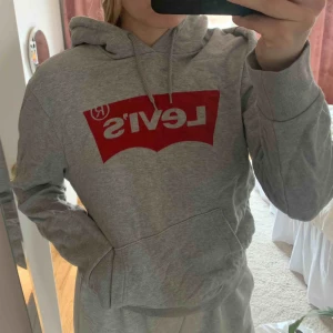  - Snygg grå hoodie från Levi’s i storlek M! Frakt tillkommer😊