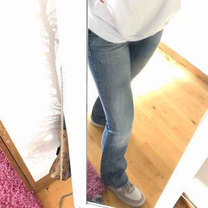  - Säljer mina super fina Bootcut Jeans från Replay då de är för små :/ de är lite ljusare i verkligheten än på bilden.✨ Jag är 166 cm fint skick använda ett fåtal gånger.