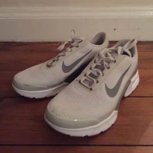 Nike 37,5 - Sköna lätta Nike skor, perfekta till våren. Bra till vardags eller träning. Knappt använda 