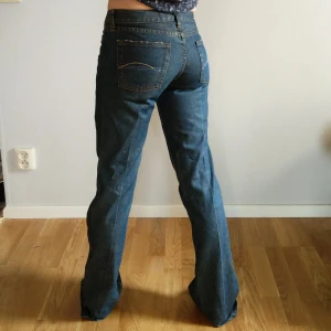 TRF Denim Jeans - Riktigt snygga jeans hittade under flytten. Helt enkelt blivit undanlagda för att de till min sorg inte har riktigt rätt passform för min kropp. beninnersöm på 83cm och en (låg)midja ~38cm tvärs över, så ca 76cm runtom. Skickar mot frakt. 