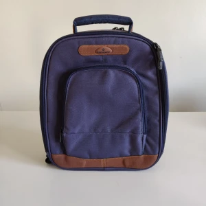 Praktisk rygga från Samsonite! - Unik blå ryggsäck med laptopficka (får plats med en 13") och många små fack. Köpt second hand. Är i fint skick, nästan som ny. ✨🎒