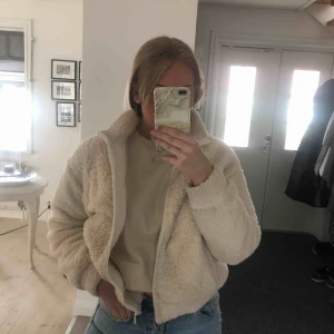  - Säljer nu min super sköna Teddy jacka från NAKD! Jag har vanligtvis S men Xs passar mig och även en M skulle kunna ha denna snygga jacka! Inga fläckar eller trasigt tyg. 😍