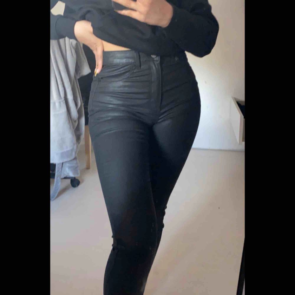 Snygga glansiga jeans från Gina Tricot i storlek S. Nypris 399kr men säljer för 150kr för vill bli av med dom. Aldrig kommit till användnig så inga skador! Kan mötas upp i Skåne annars står köparen för frakt💓 Skriv för mer info ele bilder!. Jeans & Byxor.
