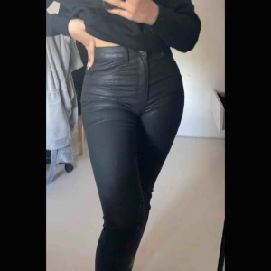  - Snygga glansiga jeans från Gina Tricot i storlek S. Nypris 399kr men säljer för 150kr för vill bli av med dom. Aldrig kommit till användnig så inga skador! Kan mötas upp i Skåne annars står köparen för frakt💓 Skriv för mer info ele bilder!