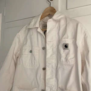 Carharrt jacka strl S  - Superfin jacka från Carharrt i modellen ”W’ Michigan coat”. Knappast använd, så gott som ny. Köpt för 1299kr. 