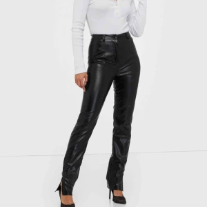  - Svarta läder byxor med slits från missgudeid  Pris lapp kvar, aldrig använda  Passar 38-40 Meddela mig för mer information💜 Frakt tillkommer 