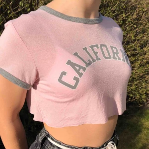  - En croppad t-shirt i otroligt skönt och strechigt material. Passar vid alla tillfällen!