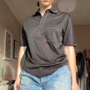 Piké - Cool piké tröja i svart med vita sömmar. Står M på lappen men skulle säga att den passar även xs-s✨ Aldrig använd🦋 köpare står för frakt