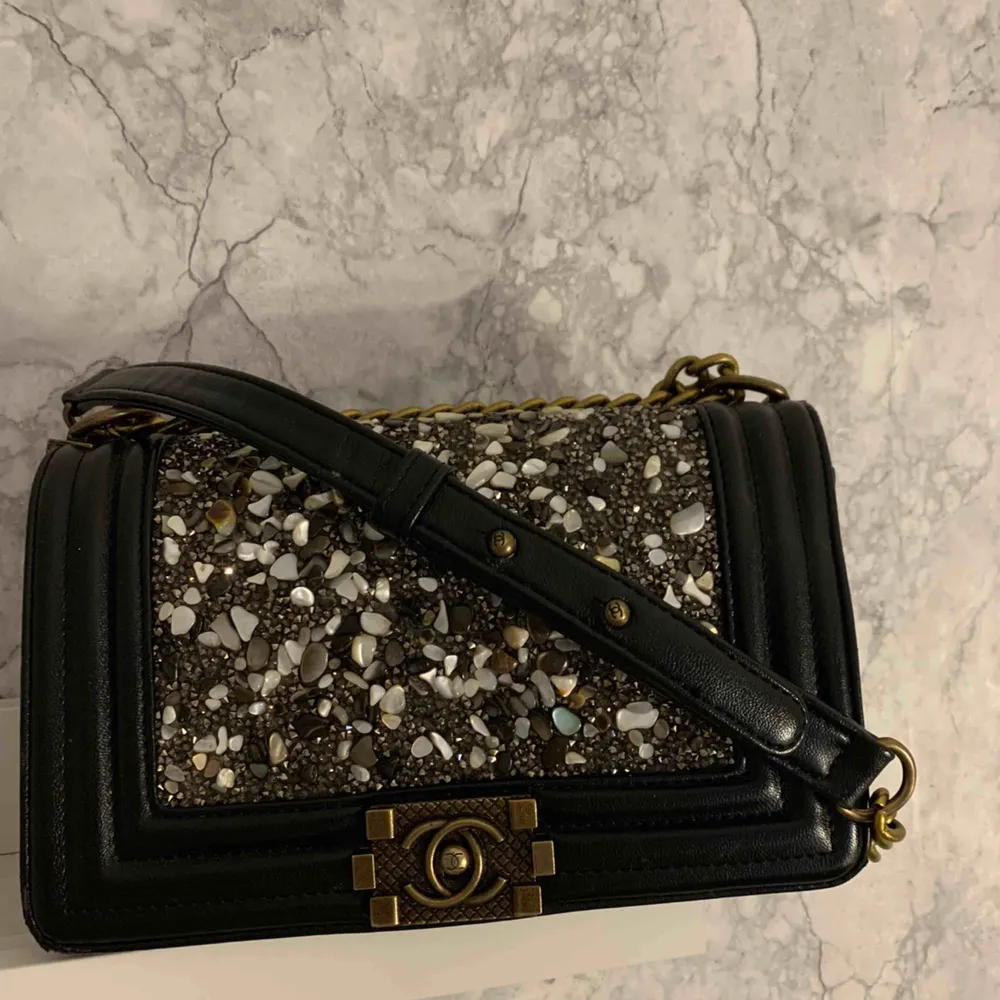 Väska från Chanel, som ny! Använd 1-2 gånger. Perfekt till festligare tillfällen! pris kan alltid diskuteras😊. Väskor.