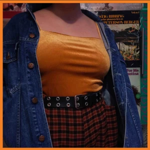  - Supersnygg velvettröja från Gina!! Aldrig använd därför i superbra skick:) Kommer passa perfekt till sommaren;) Frakt tillkommer på 42kr<33