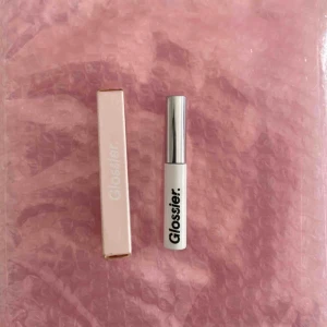  - Brow gel från Glossier. Är i färgen "Black Noir". Endast använd ett fåtal gånger så det är mycket produkt kvar i tuben. Köparen står för frakt🌸
