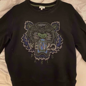  - Säljer min ursnygga ÄKTA kenzotröja!! Står storlek Xl men är som en M-L. Den är inte alls mycket använd så i nyskick. Tänker 600 då den kostade runt 2tusen ny. Kan tänka mig att gå ner i pris vid snabb affär!🥳Finns i Karlskrona men kan även skicka!✨🦋