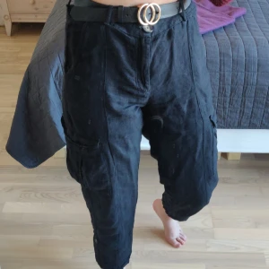 Byxor - Tunnt svart tyg (ej genomskinlig). Använda fåtal gånger. XS längd, M i midjan. Frakt tillkommer