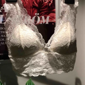  bralette i spets - Oerhört fin bralette i spets från Lindex❣️Har två stycken i olika storlekar. En L som endast är testad, och en i M som jag använt ett fåtal gånger så den är i nyskick. Båda är vita som på bilden. Gör en ny annons om en av dem blir sålda. 