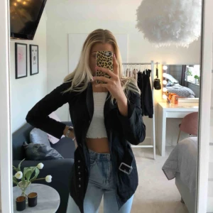  - Kappa från VILA i ett tjockare material, i storlek XS. Mycket skön att dra över sig för att sätta pricken över i på en outfit🤩