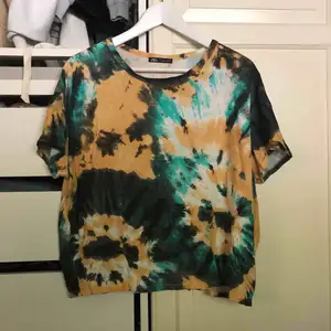 Cool tie dye T-shirt från Zara i strl L, sitter snyggt oversize på. Frakt tillkommer ⚡️