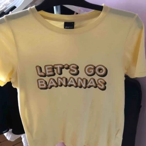  - Gul t-shirt som är från Gina, Skön och mjuk.