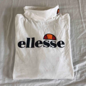  - Ellesse långärmad t-shirt med polokrage, slim fit, sitter som en M
