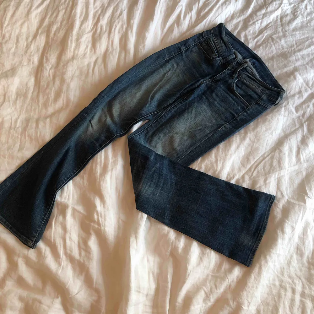 Mid flare jeans från gstar. Sitter väldigt snyggt på oss mindre och håller år efter år. . Jeans & Byxor.