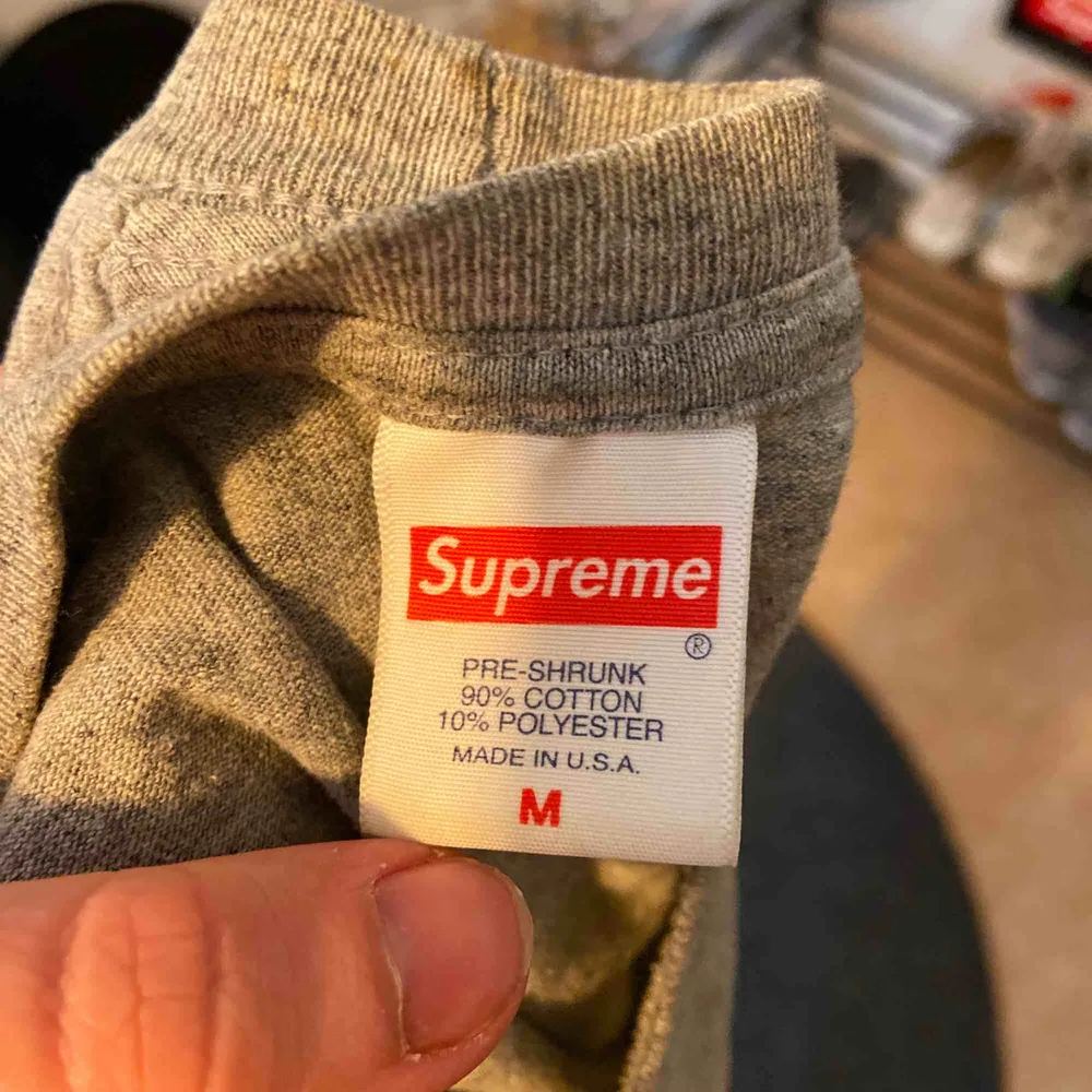 Skitfet supreme tee i storlek M, har tyvärr inte användning av den längre så jag tänkte sälja den. Jag köpte den av @kaspersheat på instagram för ca 2 år sen 💫. T-shirts.