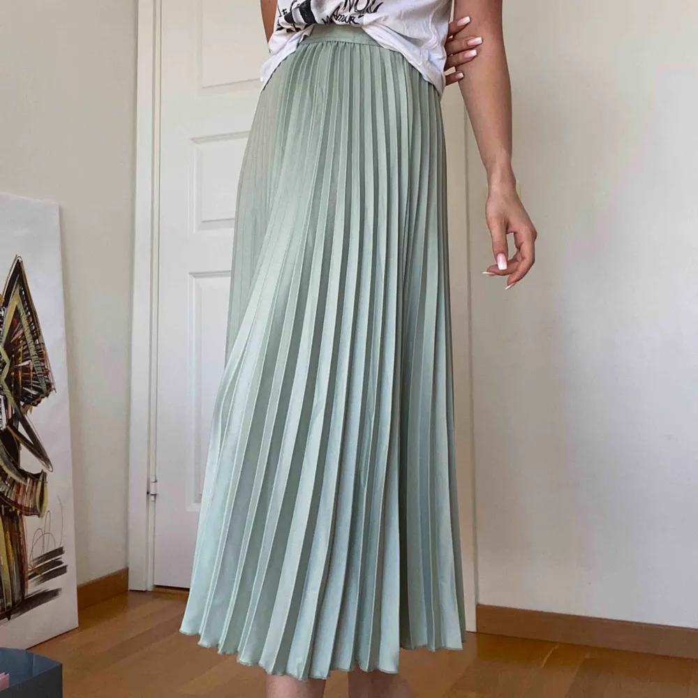 Snygg plisserad kjol i typ pastel grön, midjeband med stretch och sitter skönt för de flesta runt stl 34-38. Perfekt för våren, plus den är endast använd ett fåtal gånger’ Möter helst upp i stockholms området!. Kjolar.