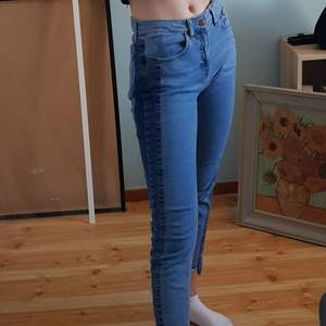Såå snygga jeans som sitter jättefint, säljs på grund av att de inte kommer till användning tillräckligt :// FRAKT INGÅR!!💞💞