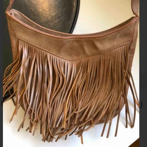  - Brun axelremsväska från hollister. Justerbart axelband. Stängs med knapp. Som ny. Köparen står för frakten🌟🌟