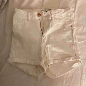  - Vita shorts från ginatricot Bra skick, använda fåtal tillfällen