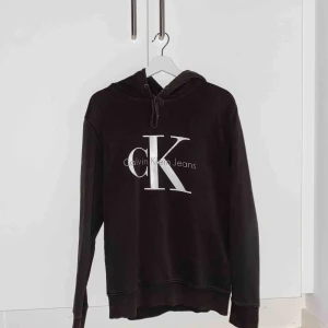  - mörkgrå/grå-grön färgad ck jeans hoodie som köptes för 700kr två år sedan, i bra skick
