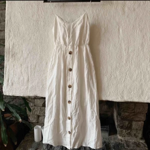  - Fin klänning som jag tyvärr inte har fått så mycket användning av. Endast använd 3 gånger. Storlek XS men passar en S också. Skriv gärna om du har några frågor :) 