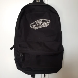vans ryggsäck i bra skick - använder inte längre. skriv gärna för fler bilder, min plick laggar så därför la jag bara ut en bild på denna. originalpris = 300 nånting, minns inte helt. säljer för 120kr + frakt! 